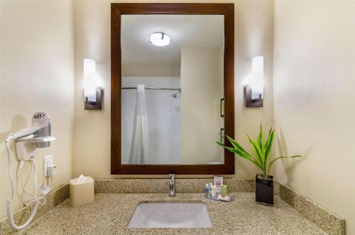 Comfort Inn & Suites Salina North image 2